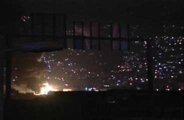 Vue nocturne de l'aéroport de Beyrouth en flamme