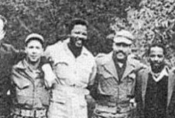 Mandela posant avec des membres du FLN en Algérie